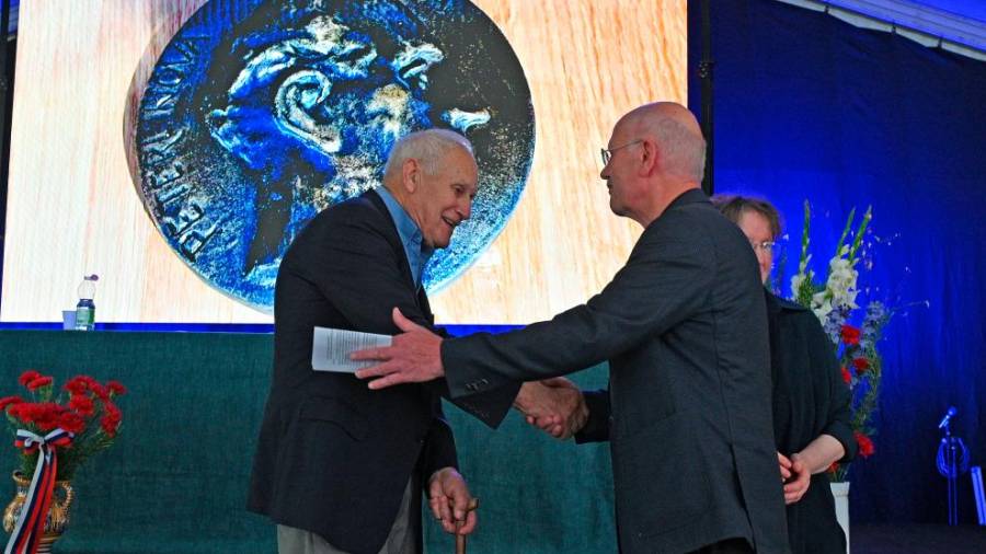 Peterlinovo nagrado je prejel Sergij Pahor (levo). Podelil mu jo je njegov naslednik na čelu DSI Martin Brecelj (FOTODAMJ@N)