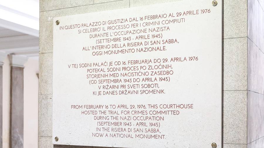 Trijezična tabla v spomin na proces o Rižarni na tržaškem sodišču (LUCA TEDESCHI/FOTODAMJ@N)