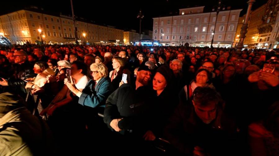 Trg ob tržaškem kanalu je bil sinoči na koncertu Diodata kar poln (FOTODAMJ@N)