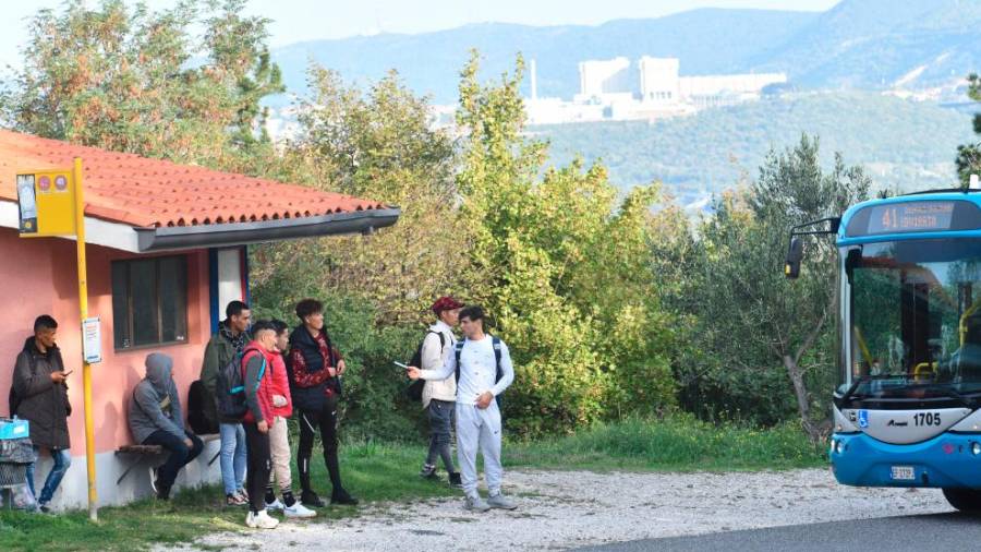 Fantje so v Prebenegu zaman čakali na avtobus (GIOVANNI MONTENERO)