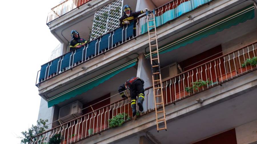 Gasilci so se do stanovanja povzpeli z lestvijo (FOTODAMJ@N)