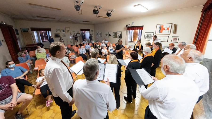 Nastop MePZ Slavec - Slovenec pod vodstvom pevovodje Danjela Grbca (FOTODAMJ@N)