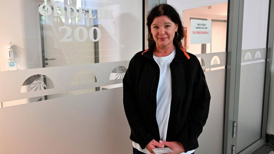 Fizioterapevtka Silvana Janežič skrbi za paciente v jami (FOTODAMJ@N)