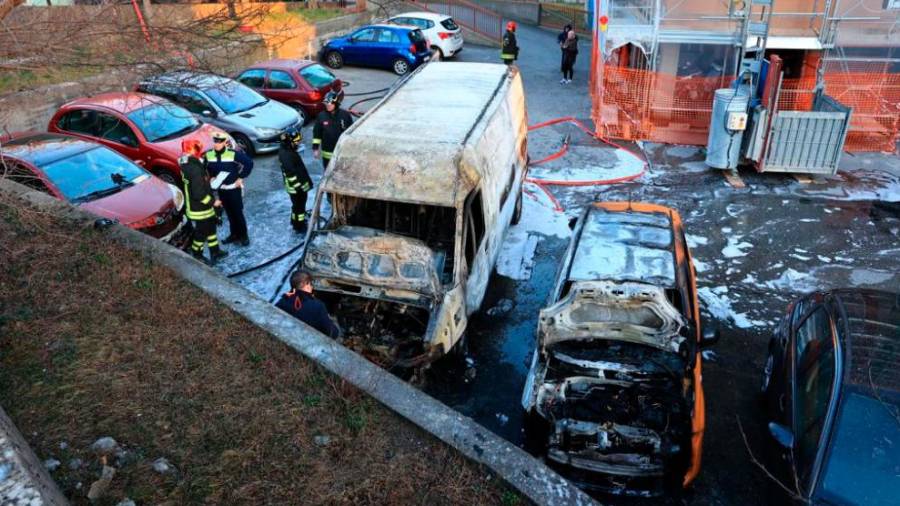 $!Zgorela sta kombi in sosednji avtomobil (FOTODAMJ@N)