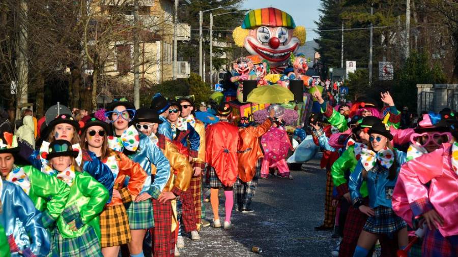 Ob 14. uri bi vozovi krenili s Pikelca ... (fotografije)
