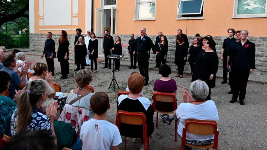 Z zadnjim koncertom skupaj z zborom Jacobus Gallus je Boris Pangerc zaključil svojo pevsko kariero (FOTODAMJ@N)