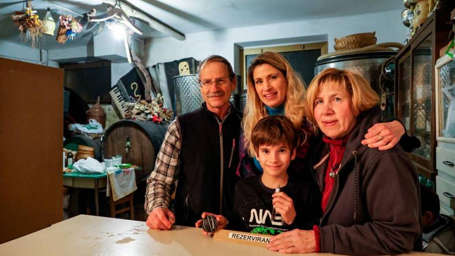 Fabio Ruzzier z družino v osmici (FOTODAMJ@N)