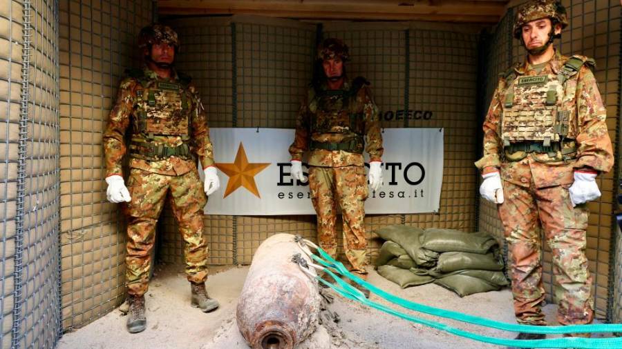 $!Pirotehniki so onesposobili 230 kilogramov težko bombo, v kateri je bilo okrog 120 kilogramov eksploziva (LUCA TEDESCHI/FOTODAMJ@N)
