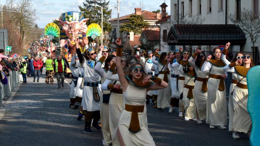 Ob 14. uri bi vozovi krenili s Pikelca ... (fotografije)