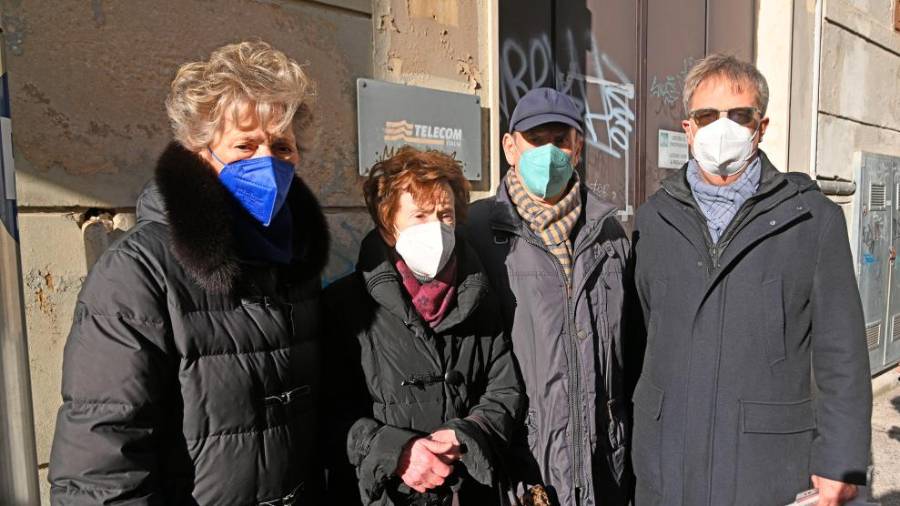 Carla in Silvan Kalc ter gospod Andrej, vnuk Franca Grgiča, pred sedežem nekdanje Telve (FOTODAMJ@N)