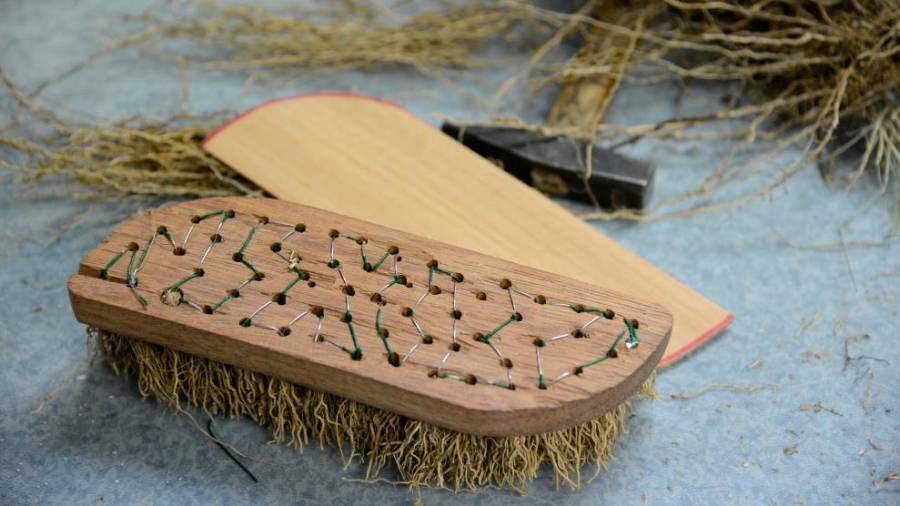 Skoraj izdelana krtača, ob njej leseni pokrovček (SILVAN PITTOLI)