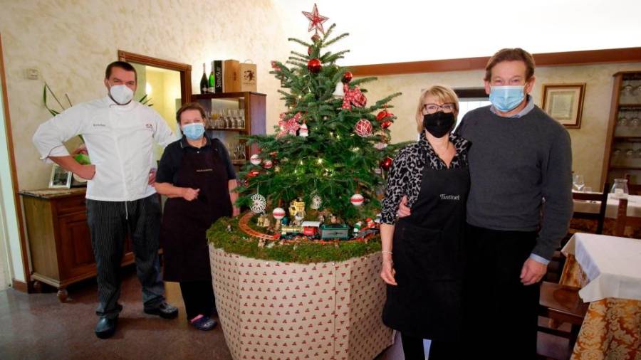 Družina Sardoč okrog božičnega drevesca v družinski gostilni v Prečniku (FOTODAMJ@N)