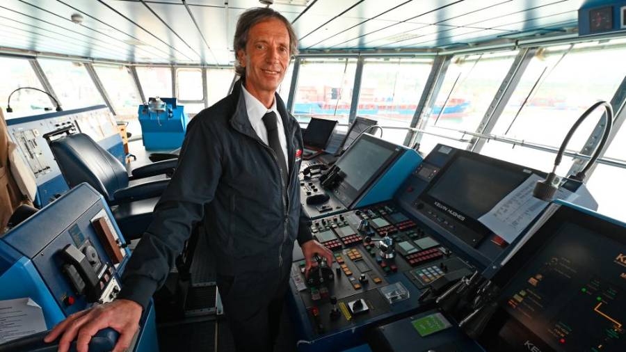 Kapitan Franco Sedmak na poveljniškem mostu (FOTODAMJ@N)