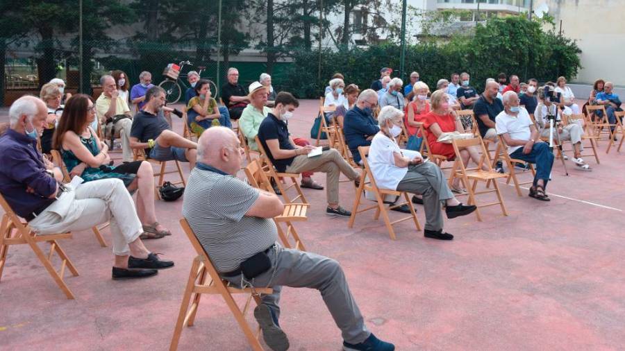 Udeleženci javnega srečanja na dvorišču SKD Barkovlje