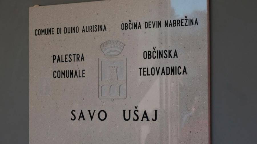 Ime Sava Ušaj vklesano v marmornato ploščo v veži nabrežinske telovadnice (FOTODAMJ@N)