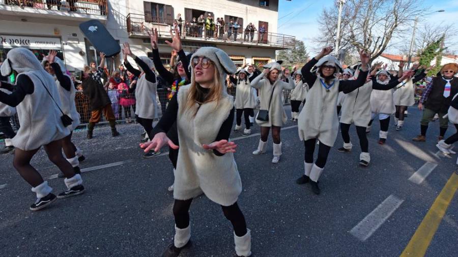 Ob 14. uri bi vozovi krenili s Pikelca ... (fotografije)