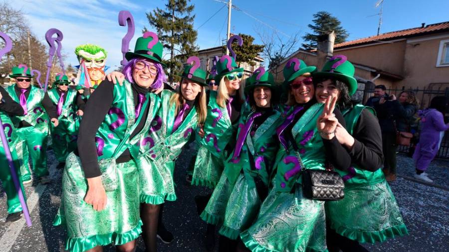 Ob 14. uri bi vozovi krenili s Pikelca ... (fotografije)