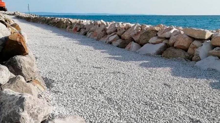 Na območju kopališča Castelreggio so se na plaži pojavili bagri in se lotili preoblikovanja njenega zadnjega dela