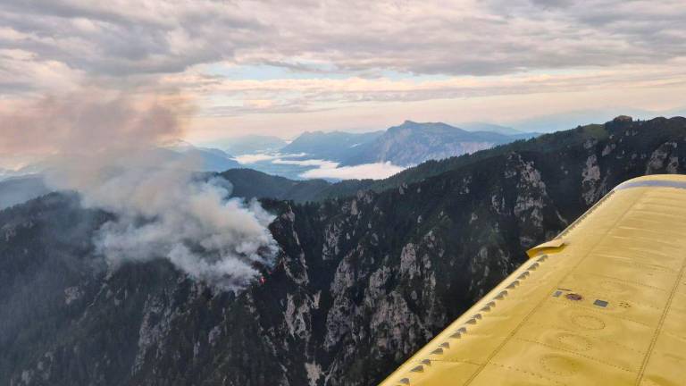 V okolici Kranjske Gore izbruhnil požar, na delu tudi air tractorji in helikopter