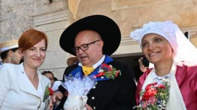 Slovenska ministrica za kulturo se je veselila s kraškim parom