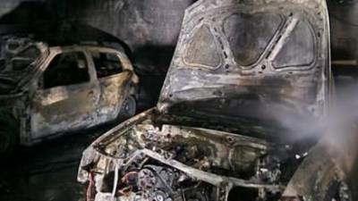 Požgani avtomobili v Naselju sv. Sergija v Trstu (GASILCI)