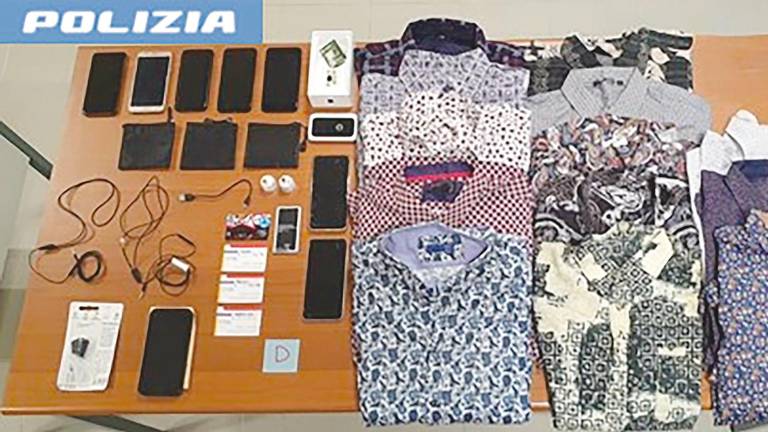 Goljufi so mikrokamere skrivali tudi s pomočjo srajc s cvetličnimi vzorci (POLICIJA)