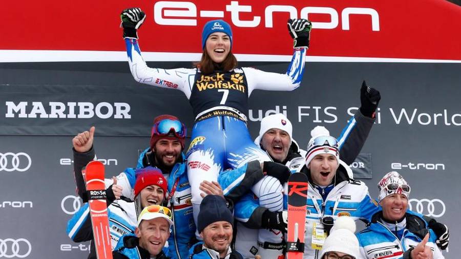 Petra Vlhova z ekipo po zmagi v veleslalomu na Zlati lisici (AP)