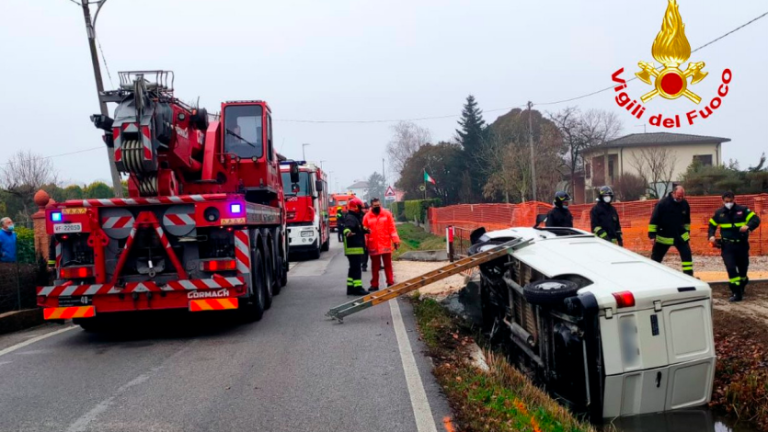 Dve osebi poškodovani, dragoceni čembalo uničen