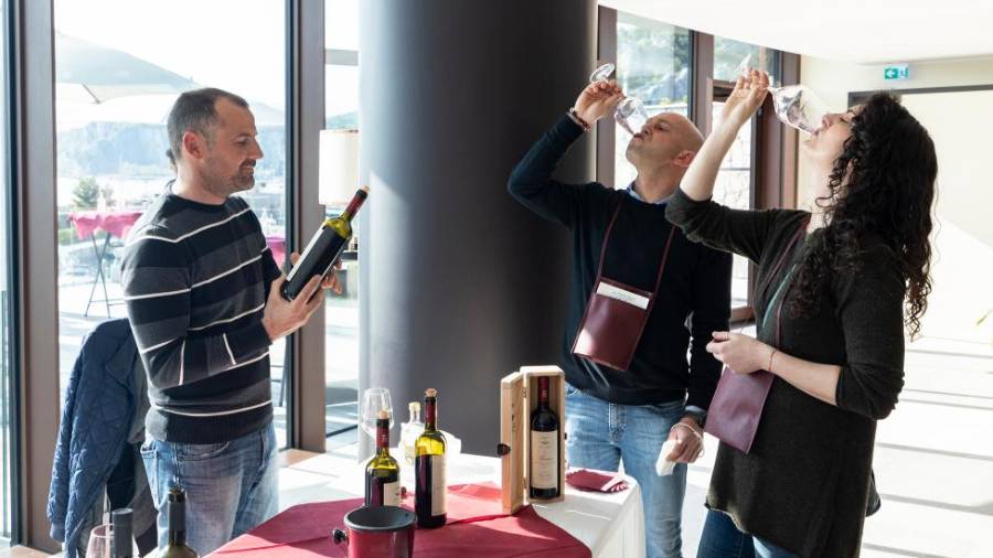 Pokušnja vin je potekala na dveh nadstropjih paviljona: udeležencev je bilo 300