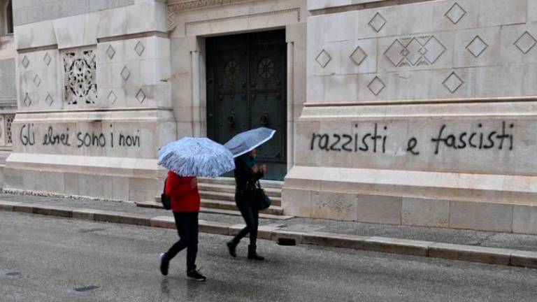 Protijudovski napis na sinagogi