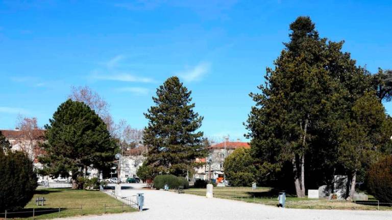 Sprevod le od postaje do Spominskega parka