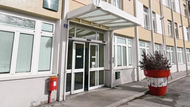 Vse več vlog, čakalne vrste pa so zaradi pomanjkanja osebja dolge