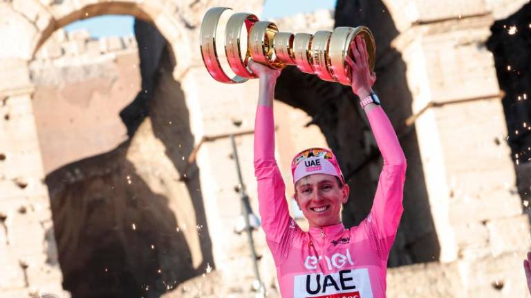 Kolesarski cesar Pogačar okronan pred Kolosejem