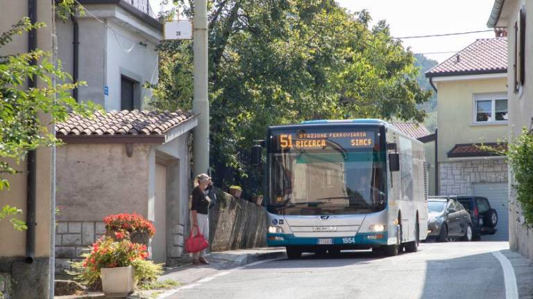 Vozni red treh avtobusnih povezav na Krasu prilagodili šolarjem