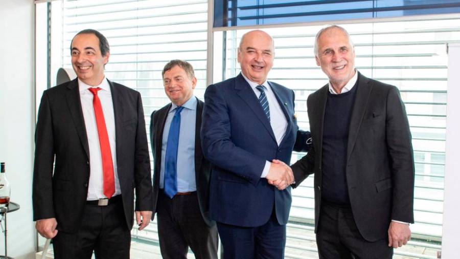 $!Današnje srečanje v Celovcu med skupino MID, tržaškim županom Dipiazzo in drugimi predstavniki občine. Prva od desne Walter Mosser, vodja družbe MID in tržaški župan Roberto Dipiazza (FOTODAMJ@N)