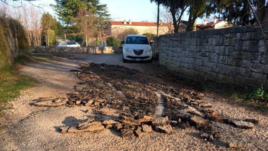 Razrita cesta, kjer skušajo tovornjakarji obrniti vozilo (CETTOLO)