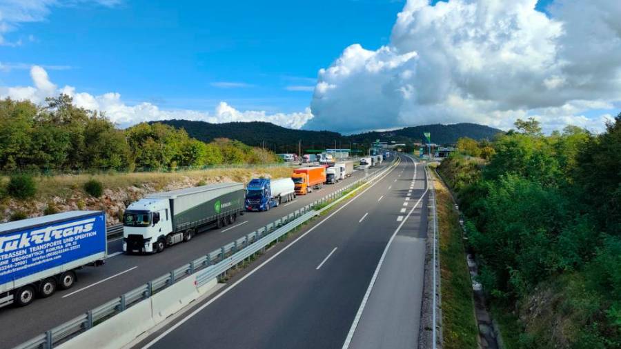 $!Vrsta pred mejnim prehodom Fernetiči danes okrog 11.30 (I.Ž.)