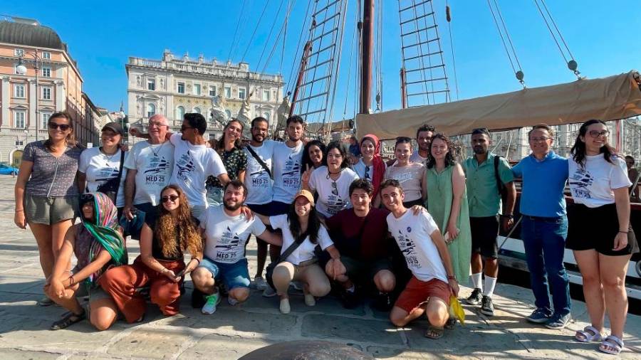 Pisana mednarodna posadka na krovu škunerja Bel Espoir (LUCA TEDESCHI/FOTODAMJ@N)