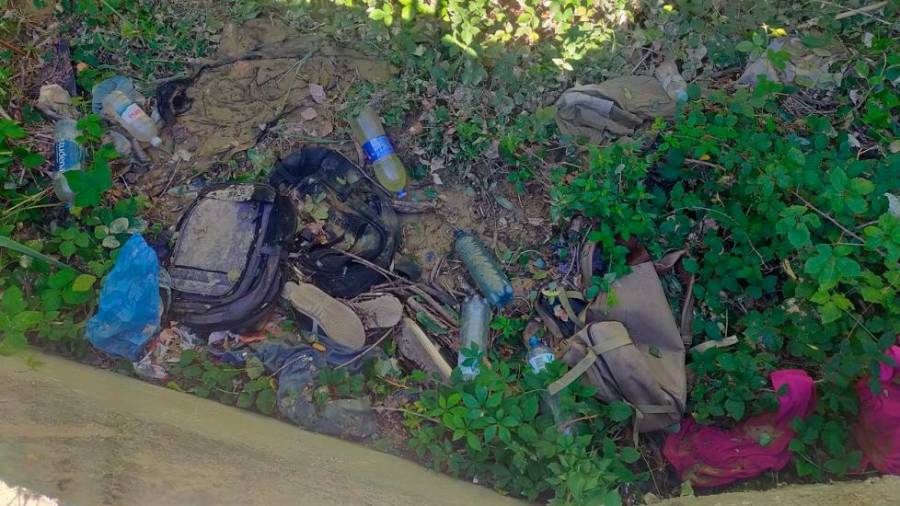 Na različnih obrobnih zelenicah v Miljah so odstranili 2,5 tone oblačil in drugih odpadkov