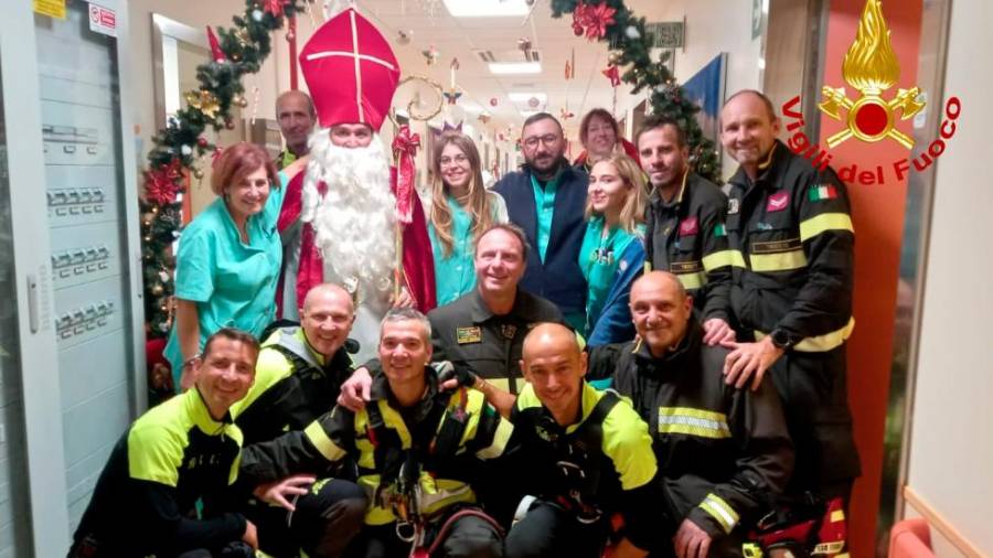 $!Gasilci z zdravstvenim osebjem pediatrične bolnišnice Burlo Garofolo in Miklavžem (GASILCI)