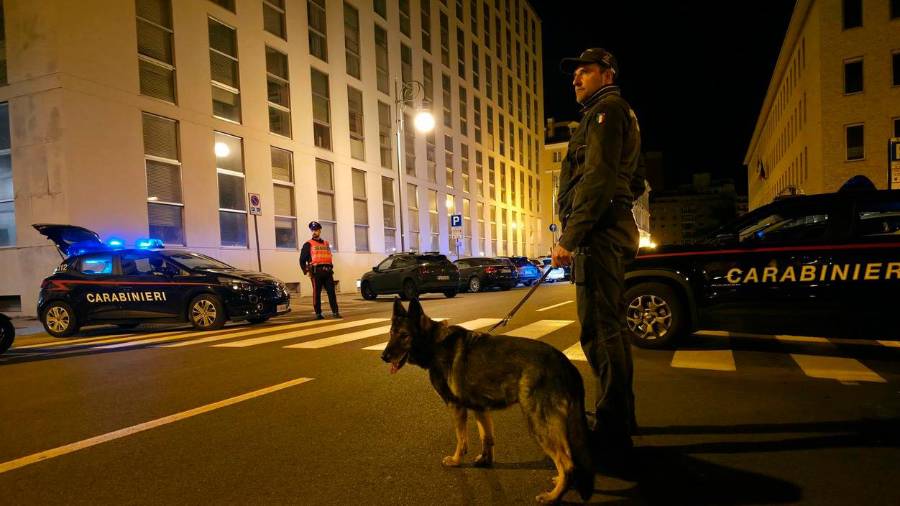 Karabinjerjem je bil v pomoč tudi pes finančne policije, izurjen za iskanje prepovedanih drog (KARABINJERJI)