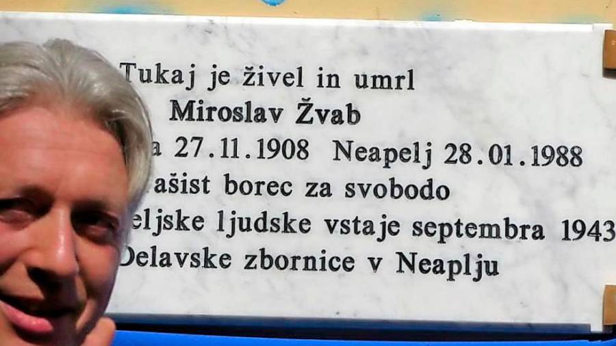 Tedanji slovenski veleposlanik v Italiji Mirošič pred tablo v spomin na Miroslava Žvaba