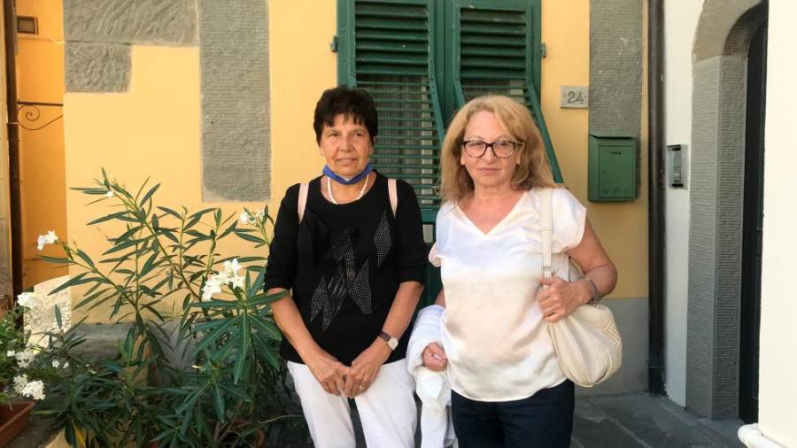 Paola Stoppioni in Gabryela Dancygier pred hišo, kjer je prebival Miloš Lokar