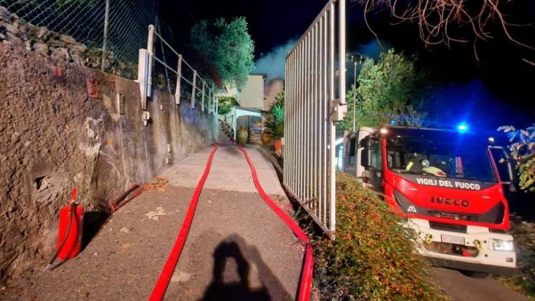 Požar uničil streho in del hiše nad Obalno cesto (VIDEO)