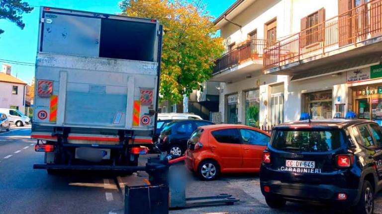 Hidravlični paletni voziček mu je odtrgal del prsta