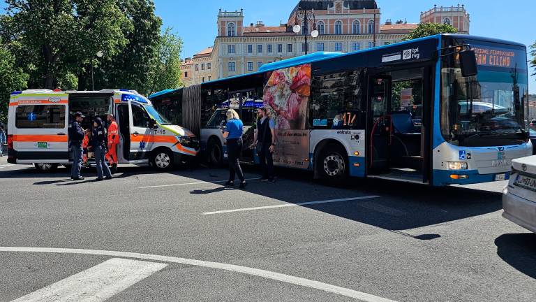 Trčila reševalno vozilo na nujni vožnji in mestni avtobus