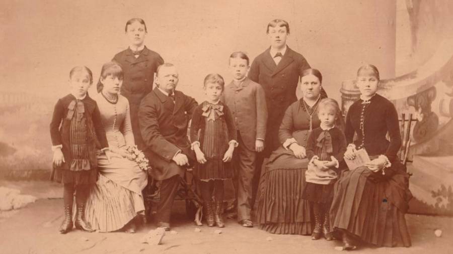 Portret družine Abram iz leta 1882: sodar Franc Abram (Komen, 1829 - Prijedor, 1906) in žena Ana Komac (Bovec, 1832 - Trst, 1901) z otroki