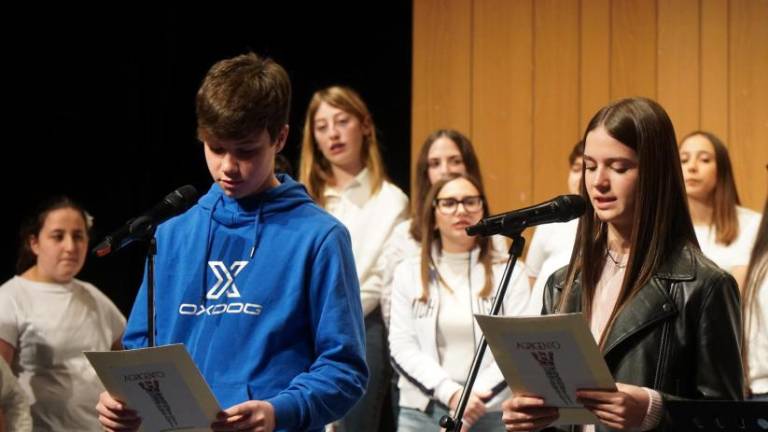 S petjem, plesom in legendo