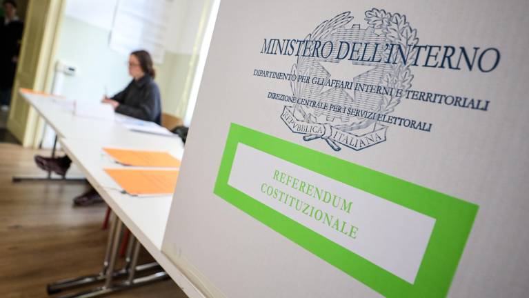 Referendum: vzporedne volitve kažejo tesen rezultat z rahlo prednostjo »ne«