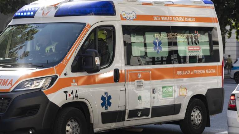 Pri trku z avtomobilom se je poškodoval motorist